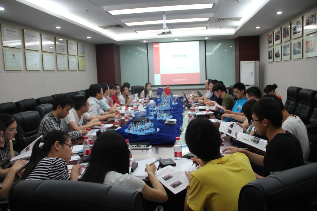 公司领导与同学们座谈交流