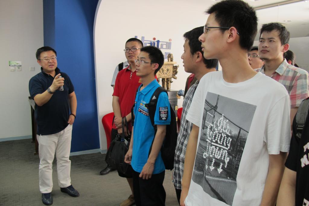 姜海舟总经理为同学们介绍公司发展历程